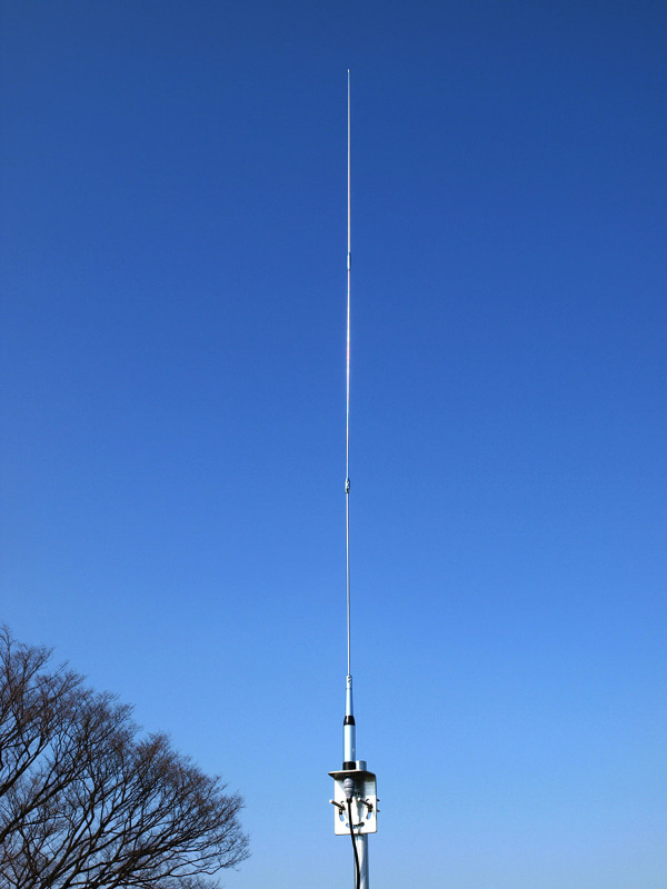 AM放送や短波放送の受信用に使っているApexRadio「<a href="http://www.apexradio.co.jp/shop/40_1.html" class="strong bn" target="_blank">303WA-2 長中短波用受信アンテナ</a>」。30kHz～30MHzの電波を受信するのに向く