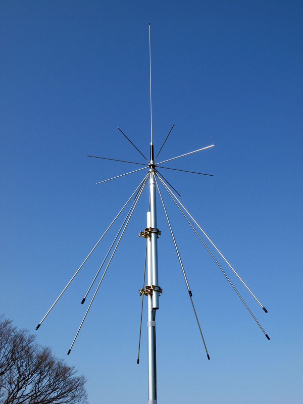 短波帯より高い周波数受信用に使っている第一電波工業「<a href="http://www.diamond-ant.co.jp/product/ama/dis.html" class="strong bn" target="_blank">スーパーディスコーンアンテナD-130</a>」。受信用としては25MHz～1300MHzの帯域で使える