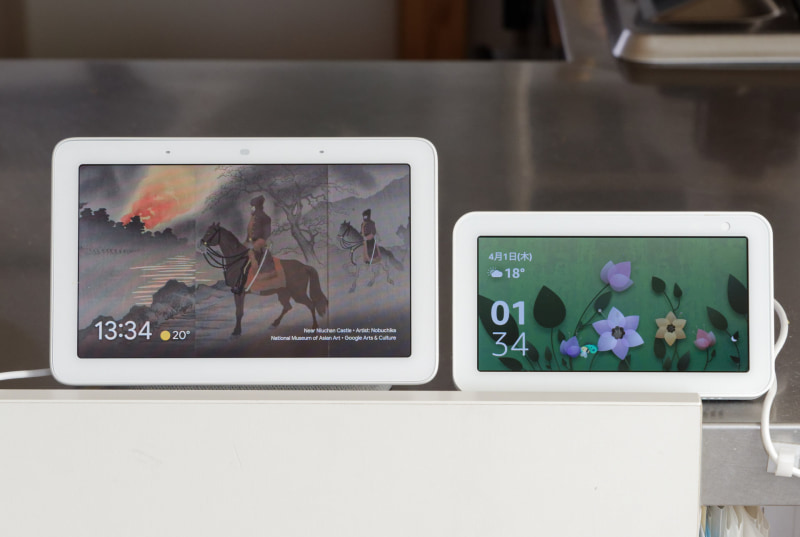 Echo Show 5（右）との比較。わずか2インチ違いとは思えない差