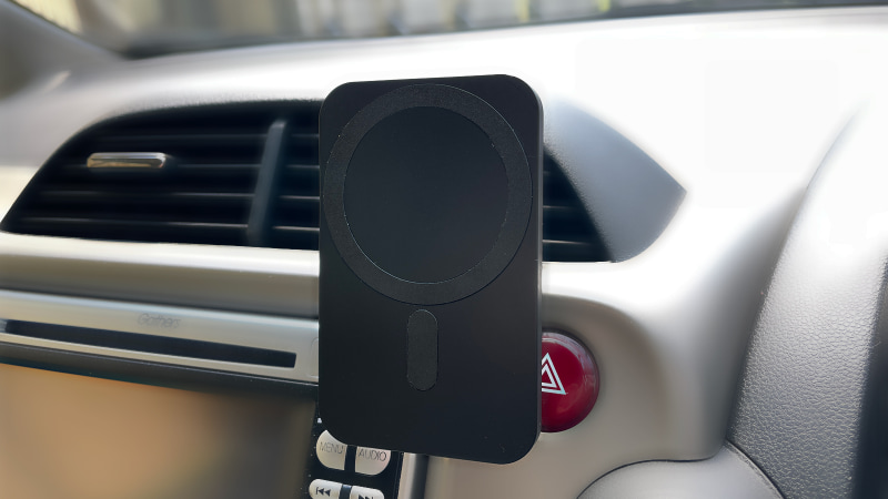 筆者が購入したMagsafe対応の車載ホルダー(商品名略)
