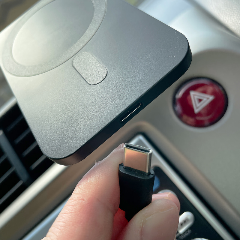 シガーソケットの電源とはUSB-C端子で接続します。