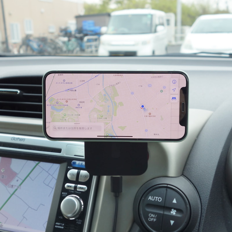 iPhoneを横向きにしても問題なし。ナビアプリを使う際などに便利です。