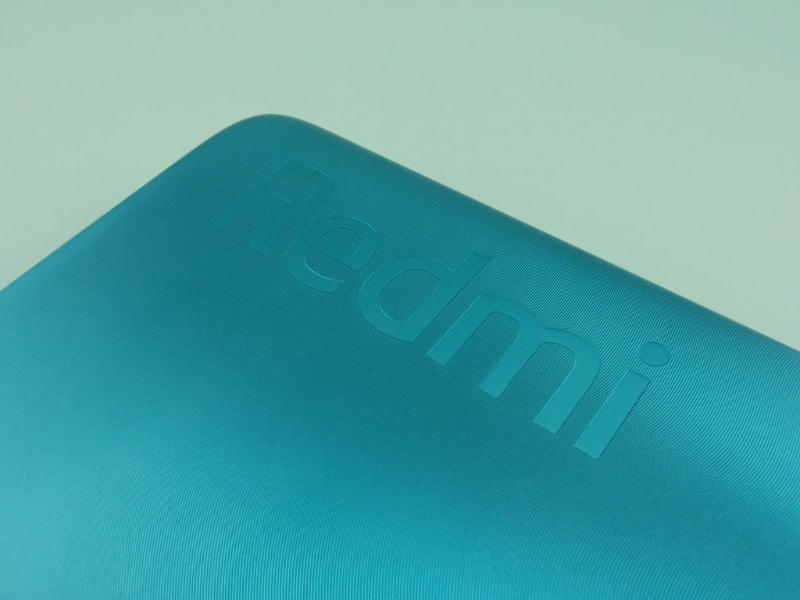 背面のロゴはエンボス加工で描かれている。背面全体もテクスチャー仕上げで、指紋の跡などが付きにくい
