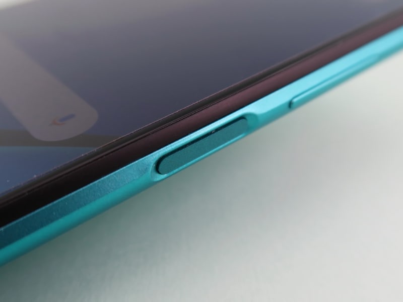 指紋センサーは右側面の電源ボタンに内蔵。電源ボタンを触るだけで解除できるため、操作しやすい。車載ホルダーに固定したとき、本体を前面から左手で触るだけで解除できるように、左手の親指も登録しておくと便利