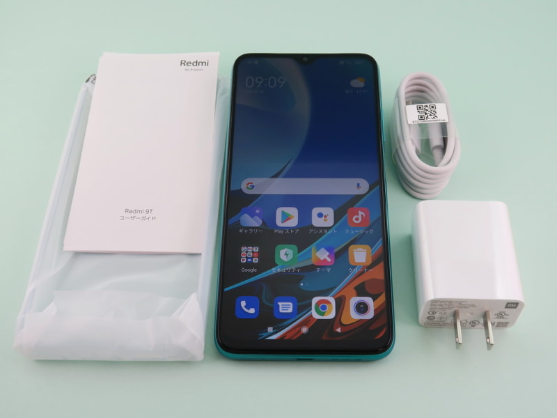 パッケージには22.5W充電器、USBケーブル、クリアカバーなどが同梱される