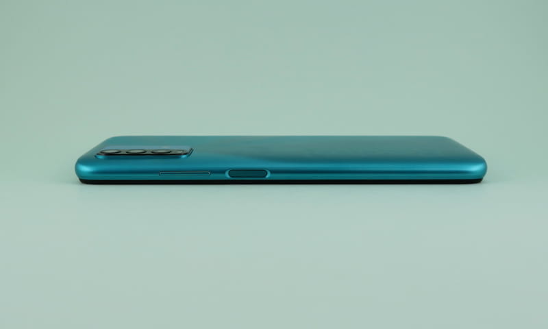 右側面は電源ボタンと分割式の音量キーを備える。電源キーには指紋センサーが内蔵される。同梱のクリアカバーは電源ボタン部分に穴が空いている