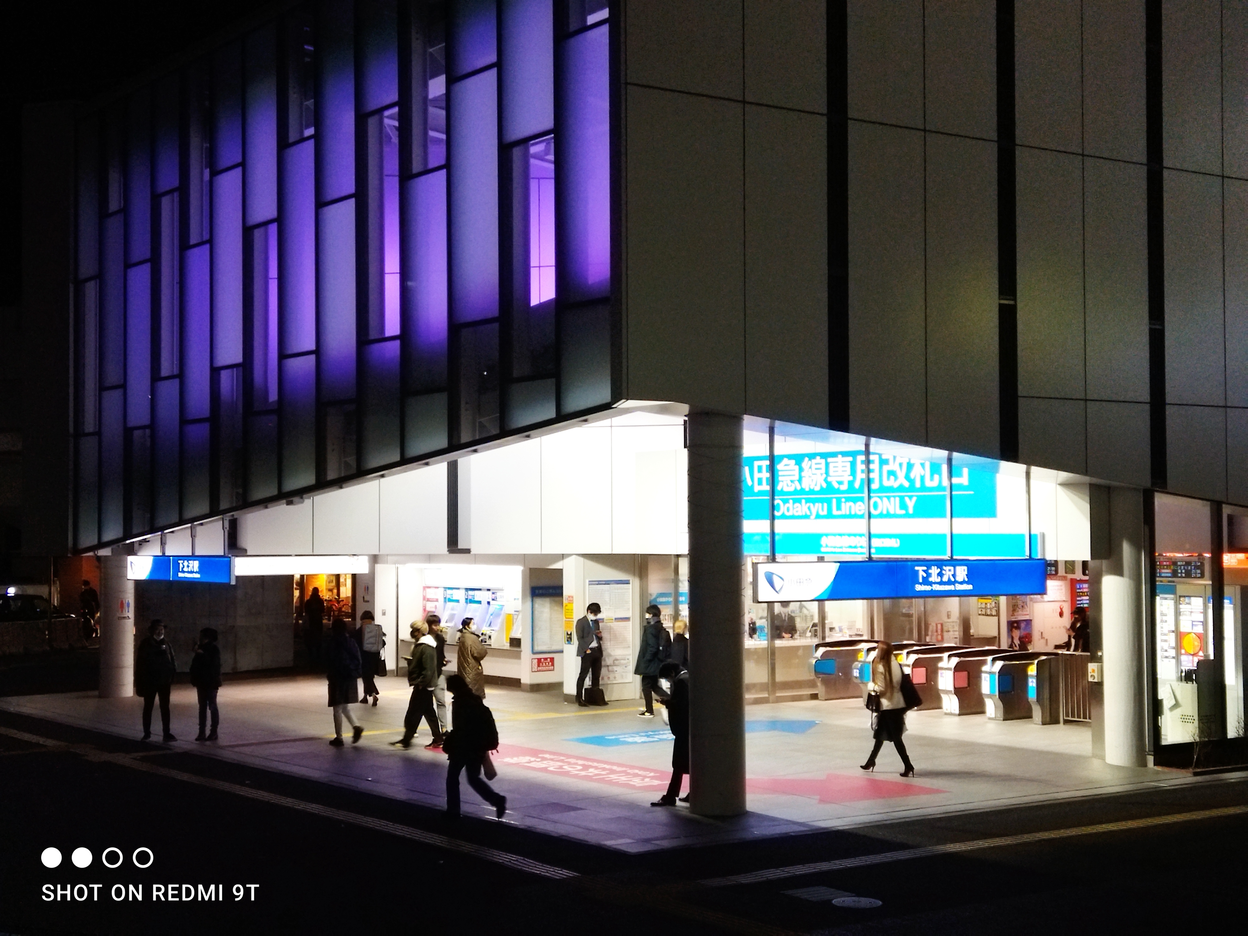 「写真」モードで「2x」で撮影。改札口にグッと寄ることができたが、明るい部分がやや飛んでしまっている