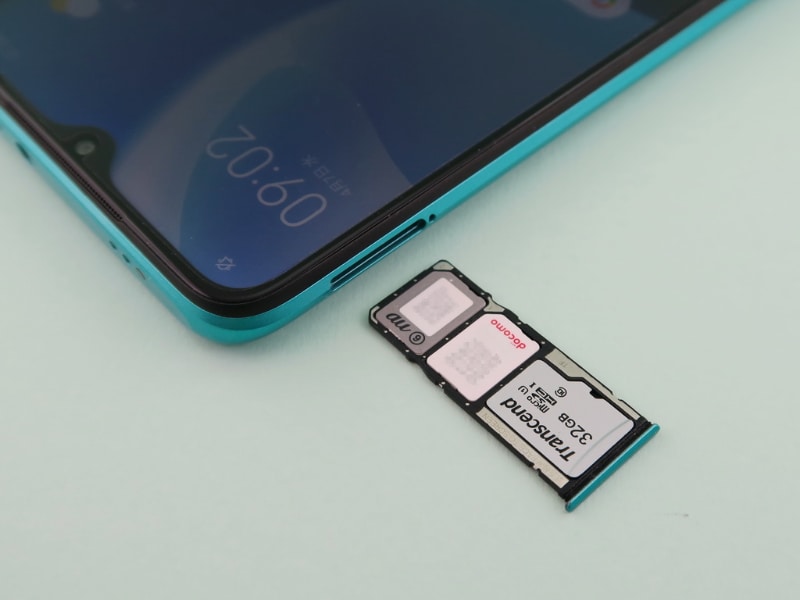 SIMカードトレイはnanoSIMカードを2枚、microSDメモリーカードを装着可能なトリプルスロットを採用。microSDメモリーカードのすぐ横が1枚目のSIMカード装着位置