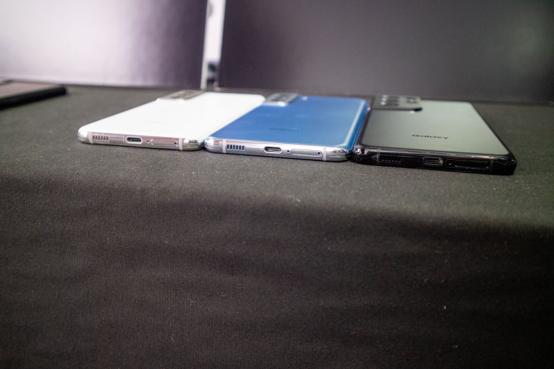 左（手前）から「Galaxy S21 5G」と「Galaxy S21+ 5G」、「Galaxy S21 Ultra 5G」