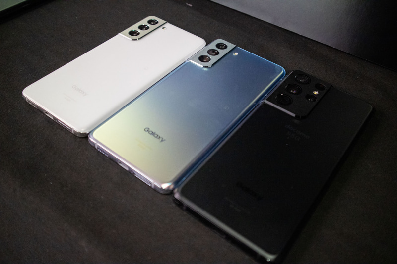 左（手前）から「Galaxy S21 5G」と「Galaxy S21+ 5G」、「Galaxy S21 Ultra 5G」
