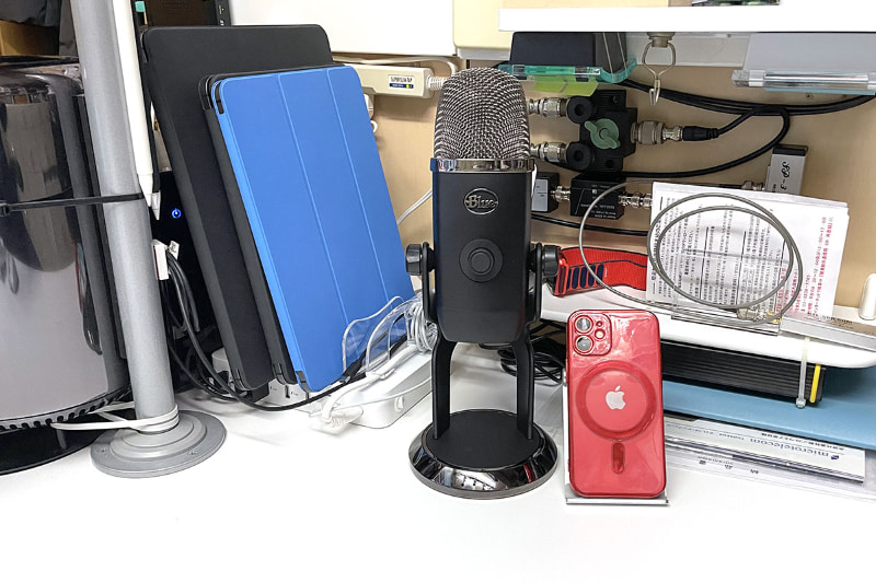 拙宅仕事机の上に鎮座するYeti X。その右の赤いのは<a href="https://k-tai.watch.impress.co.jp/docs/column/stapa/1293280.html" class="strong b">iPhone 12 mini</a>である。Yeti Xのサイズは11×12.2×28.9cm。背の高さが30cm近いのであった。