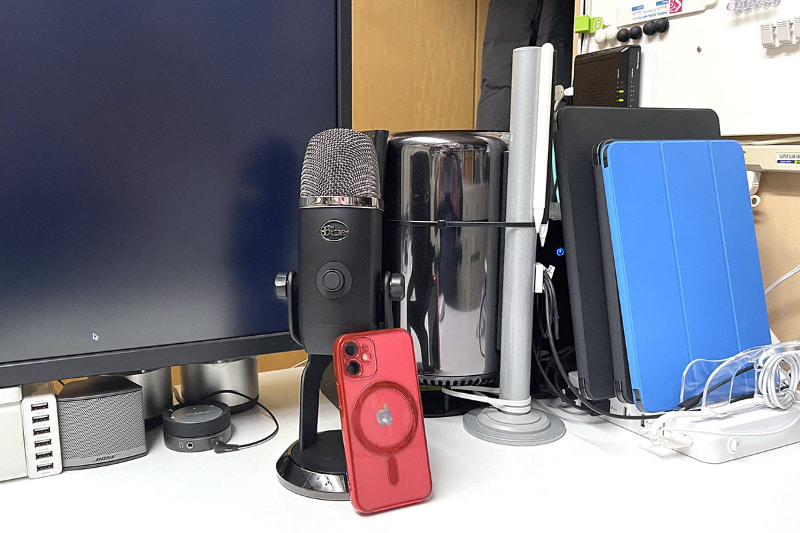 ディスプレイの前に移動させたYeti X。iPhone 12 miniも一緒のズッ友(古っ)……だョ!!!　Yeti Xの後にある黒いツヤ円柱物体は<a href="https://k-tai.watch.impress.co.jp/docs/column/stapa/727037.html" class="strong b">Mac Pro</a>。右の青いのは11インチiPad Pro。この場でのYeti Xと11インチiPad ProとMac Proの背の高さはだ〜いたい同じ。
