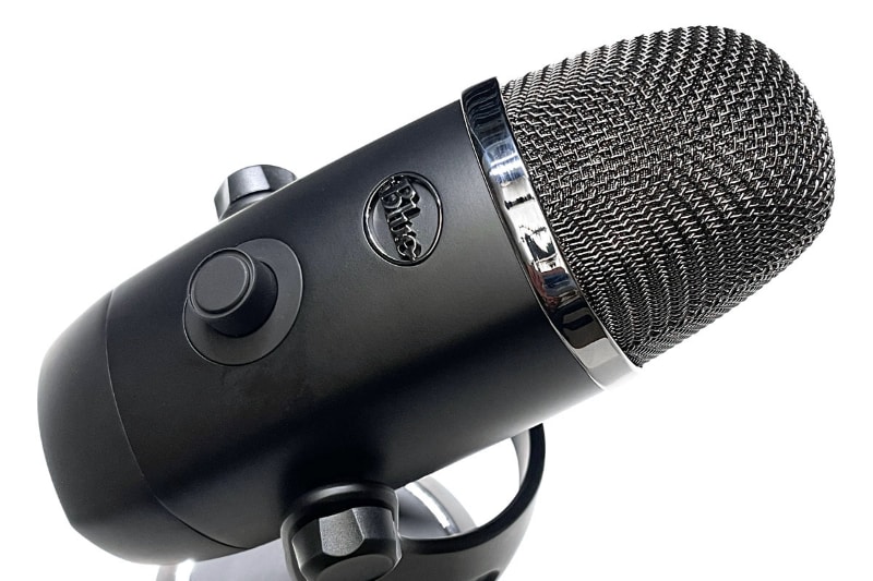 上部にあるメッシュの中にBlue独自開発の14ミリコンデンサーカプセルが4基入っている。