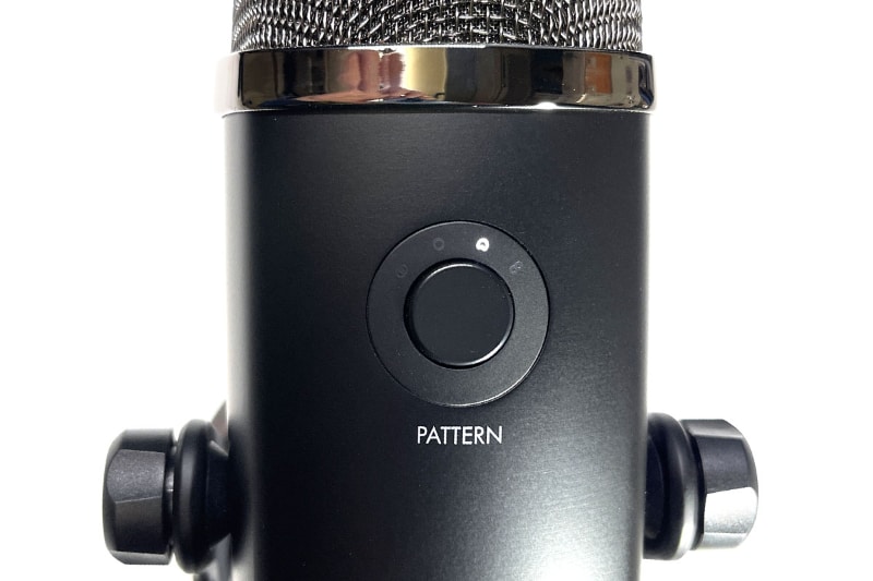 本体背面には指向特性を切り替えるためのボタンがある。押す毎に、ステレオモード→オムニ(無指向性)モード→カーディオイド(単一指向性)モード→バイディレクショナル(双指向性)モード→ステレオモード……と切り替わる。