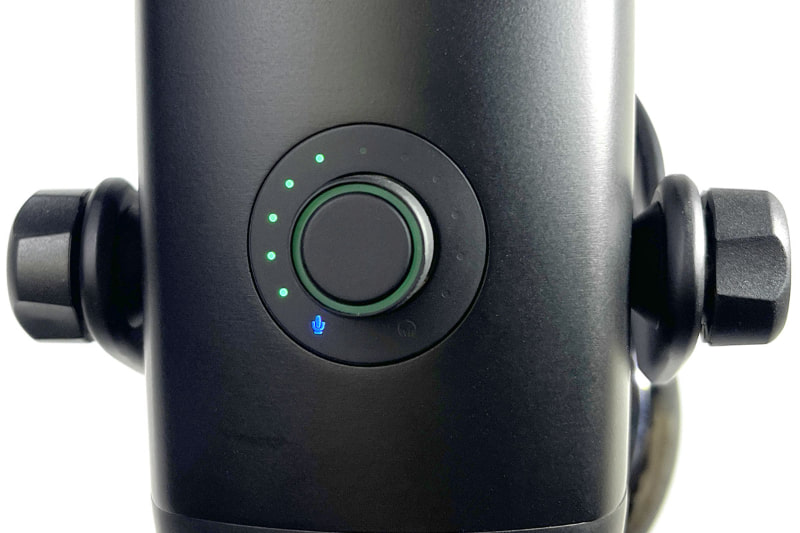 通常使用時はLEDにより入力レベルが示される。マイクの形のLEDが点灯しているので、この状態でツマミを回すとゲイン調節となる。