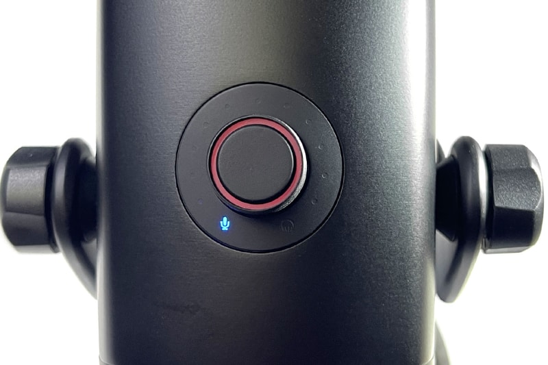 ノブの1秒長押しで、ゲイン調節モード→ヘッドホン音量調整モード→ブレンドモード→ゲイン調節モード……と切り替わるが、どのモードでもノブを短押しするとミュート状態となる。ミュート状態でノブを短押しすればミュートが解除される。