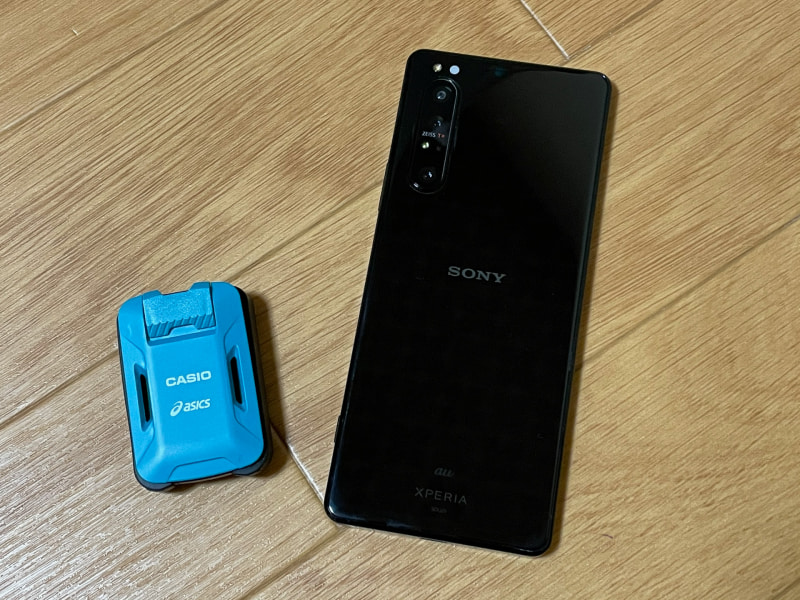 モーションセンサー「CMT-S20R-AS」をペアリングしたXperia 1 IIと一緒に。AirPodsのケースより一回り大きいくらいのサイズです。