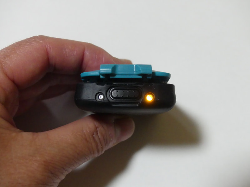 本体上部に操作ボタンと、充電ランプと本体の状態を示すLEDが2個。