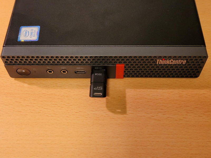 一般的なデスクトップパソコンとなら標準的なType-Aポートに挿入してデータ交換