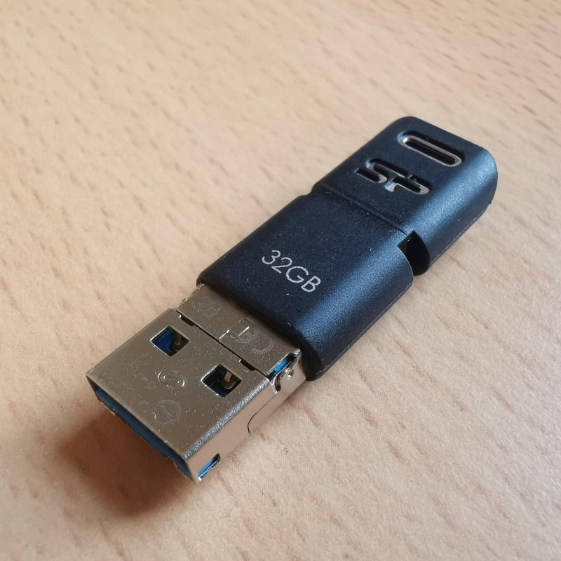 一見してごく普通のUSBメモリに見える