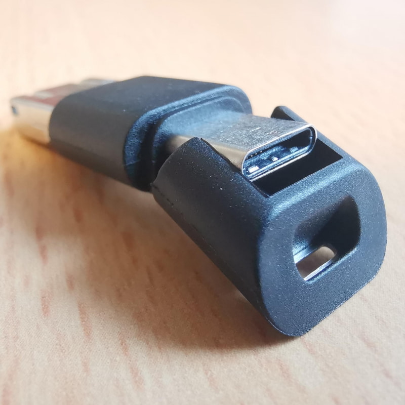 Type-Aと反対側のゴムキャップをめくるとType-Cコネクタが現れる