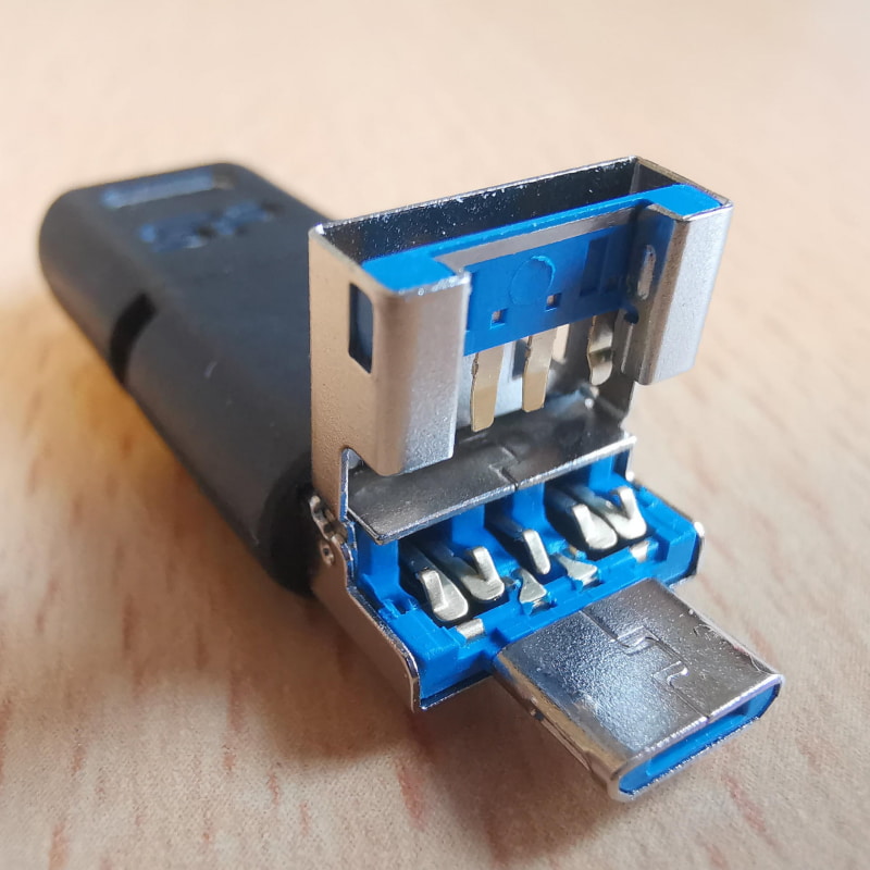 Type-Aの上辺をめくりあげると、なんとmicroUSBコネクタが現れる