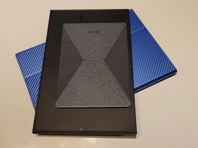 専用ケースが少しだけ重いので軽量化を狙ってMOFTの折りたたみ式タブレットスタンドに変更して使っている