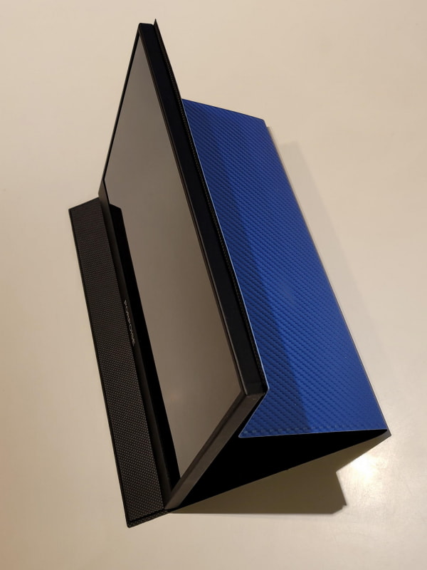 カバーは2段階の角度設定可能なスタンド兼用だ