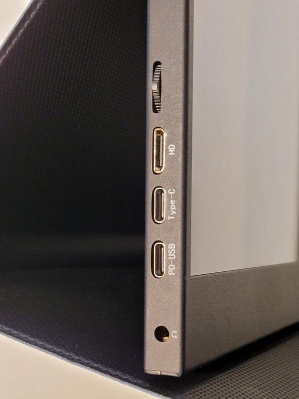 外部入出力は本体左側に集中配置されている