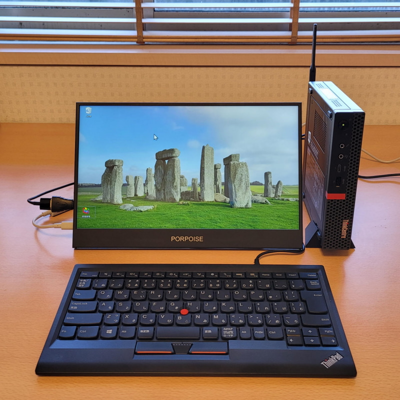 ThinkCentre M630e Tinyを縦置きすると落ち着いたミニデスクトップPCになる