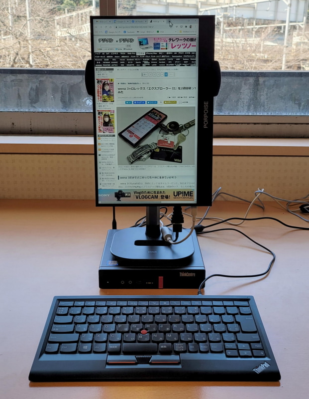 ポータブルモニターをサンワサプライのタブレットスタンドを利用してThinkCentre M630e Tinyの平置きボックスの上に乗っけると目指した超スペースセーバーパソコンだ