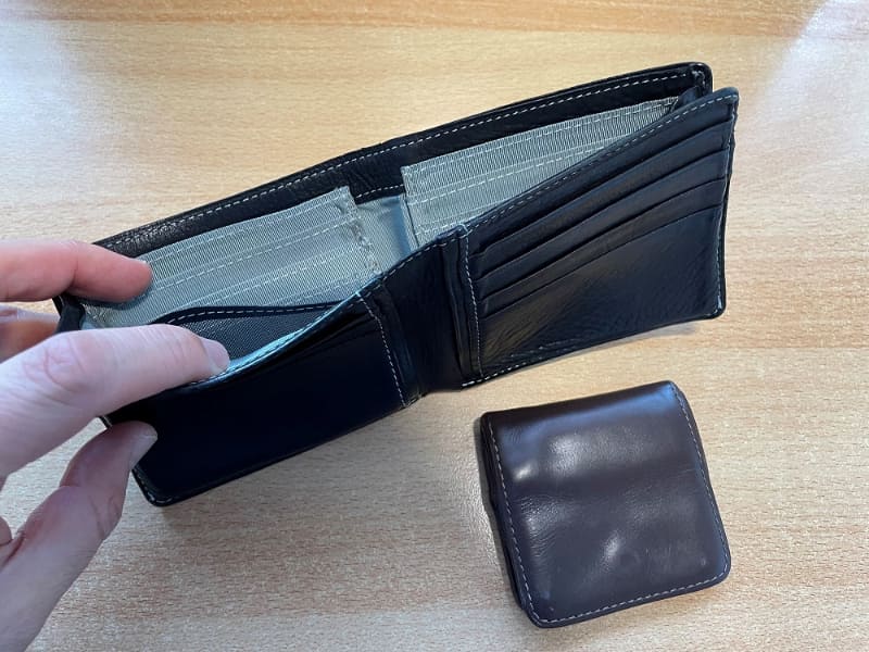 筆者が以前使用していた財布。内側にもカードが入り合計20枚のカードを入れることが可能で、全盛期は全てにカードを入れても足りない程、カードの枚数が多かった