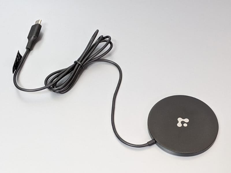 円形プレートにケーブルが直付けされた形状は純正のMagSafe充電器と同じだが、ブラックは純正品にないカラーだ