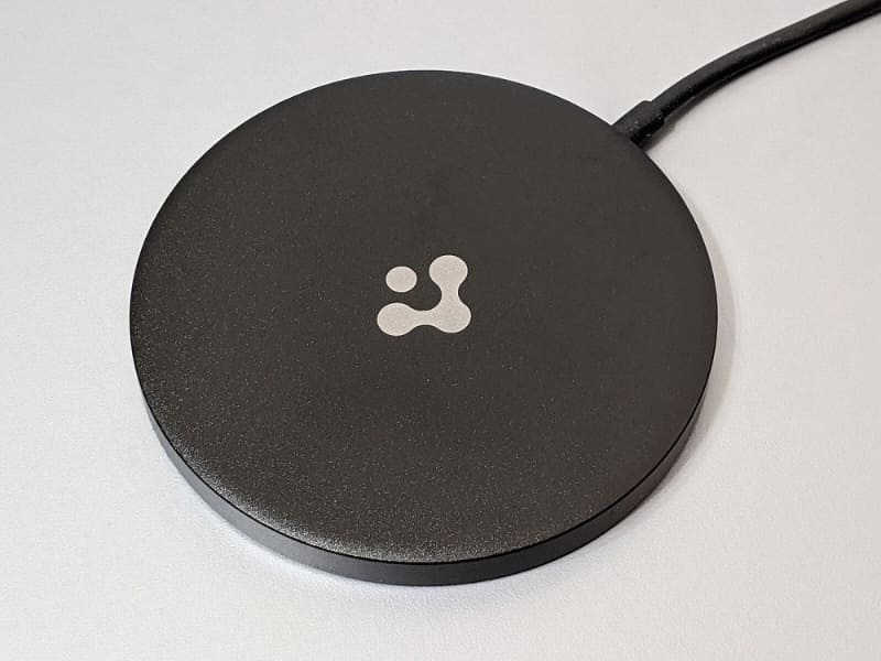 円形のプレート。このロゴマークがあるのが裏側になる。