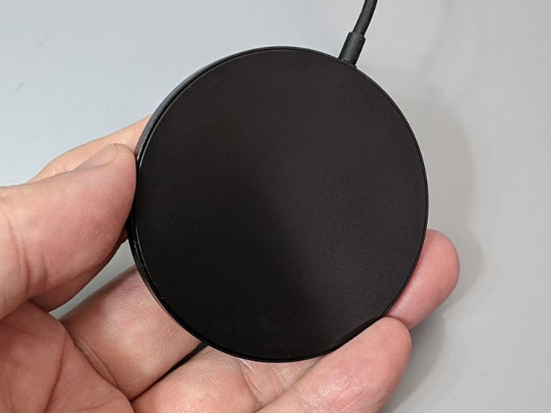 無地の面をiPhoneに貼り付ける。純正品のような表面の軟質樹脂はない