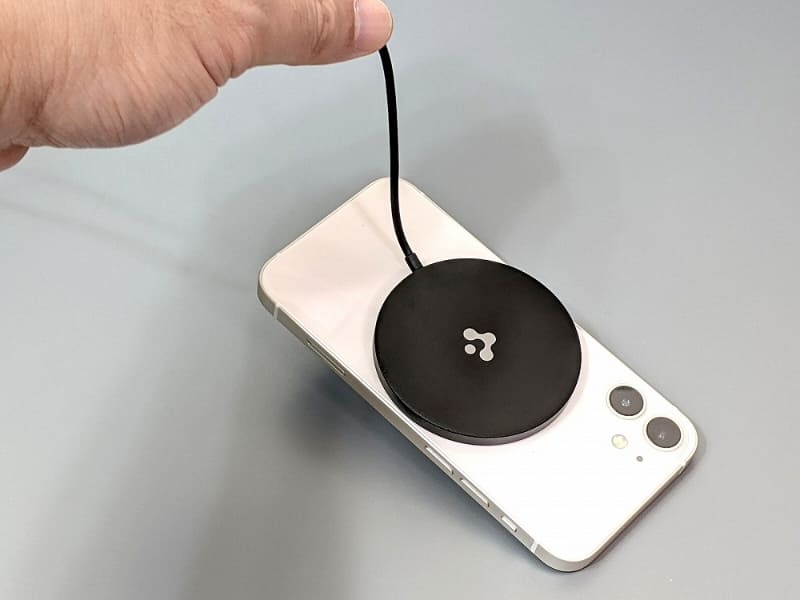 磁力は弱く、iPhone 12 miniをここまで持ち上げるので精一杯だ