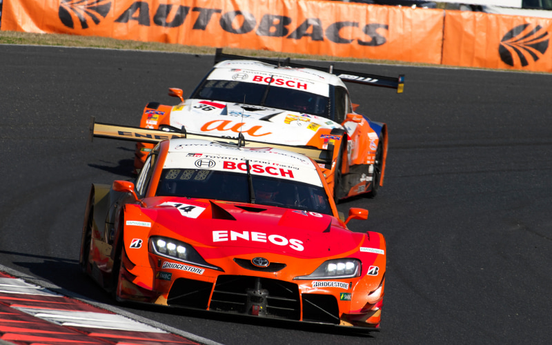 NTT Comの14号車と、auの36号車の激しいバトルが続く