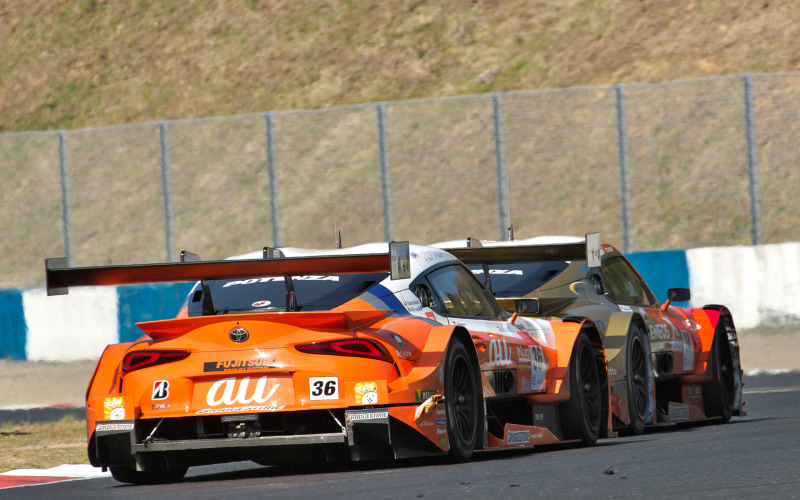 14号車を追う36号車