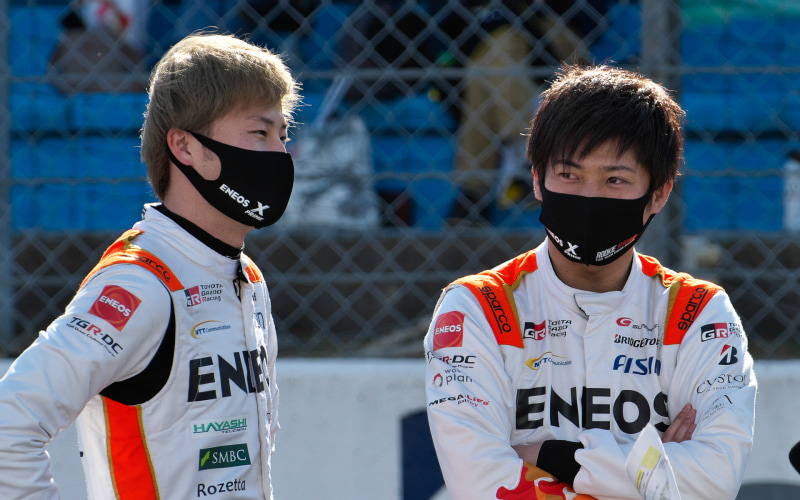 14号車をドライブする山下健太選手（左）と、大嶋和也選手（右）