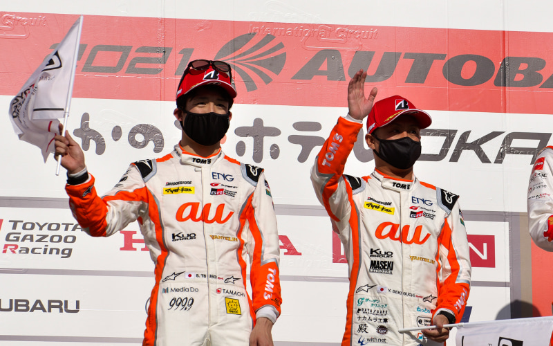 36号車をドライブする坪井翔選手（左）と関口雄飛選手（右）