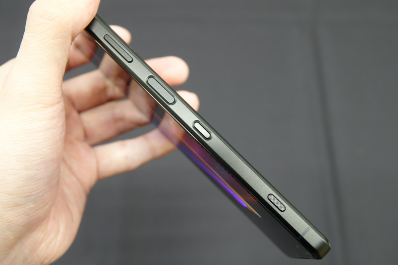上から音量ボタン、電源ボタン、音声アシスタントボタン、シャッターボタン