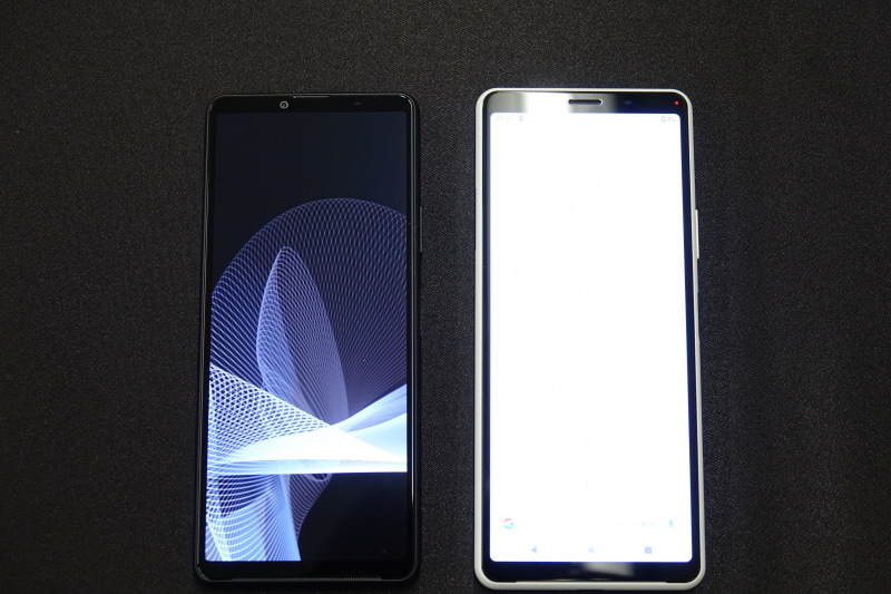 左＝Xperia 10 III 右＝Xperia 10 II