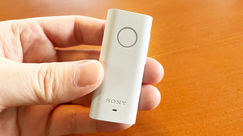 ソニーの見守りサービス「amue link（アミューリンク）」で使用する見守り端末「LM-01」。大人の親指ほどの大きさです。