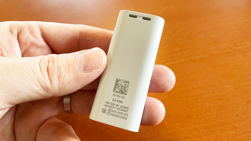 登録は端末の背面にあるQRコードを読み取るだけ。1台のスマホで最大5つの見守り端末を登録でき、1つの端末は最大5台のスマホで見守れるようになっています。