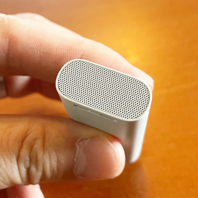 見守り端末上面のスピーカー。スマホから送られたメッセージをはっきり聞き取れます。