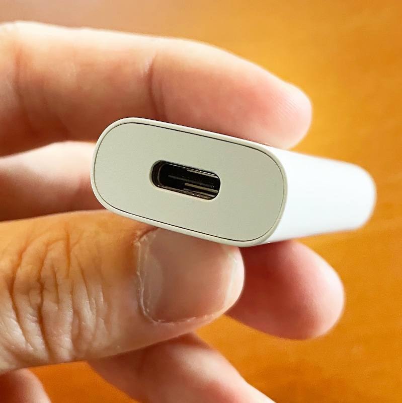 見守り端末底面はUSB-C端子経由で充電します。