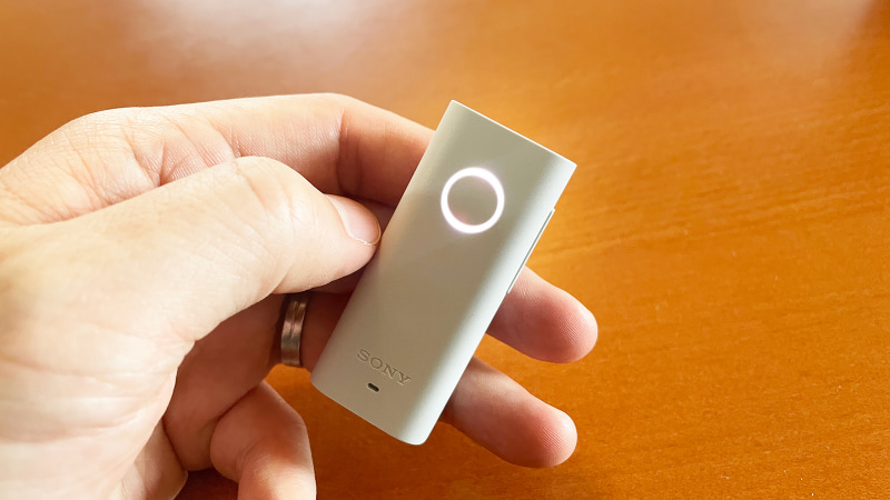 メッセージがあるときは見守り端末のホームボタンの周囲が白く発光します。この状態でホームボタンを2回押すと音声を再生できるようになっています。