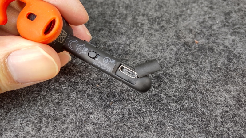 下は数年間使用したPlantronics製の「 Voyager Legend」。充電用microUSBポートの左に見えるのは電源スイッチだ。側面にあるのはミュートボタン（音声アシスタント兼用）