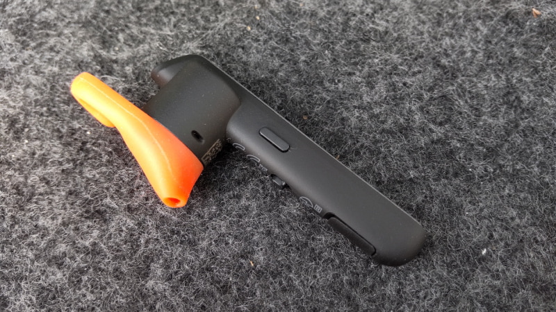 下は数年間使用したPlantronics製の「 Voyager Legend」。充電用microUSBポートの左に見えるのは電源スイッチだ。側面にあるのはミュートボタン（音声アシスタント兼用）