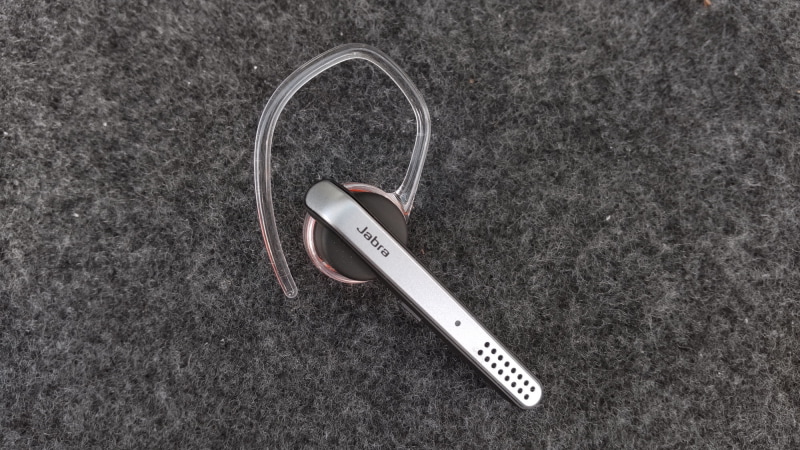 こちらはイヤーフックを着けた状態。梱包時にはこの状態で手元に来た